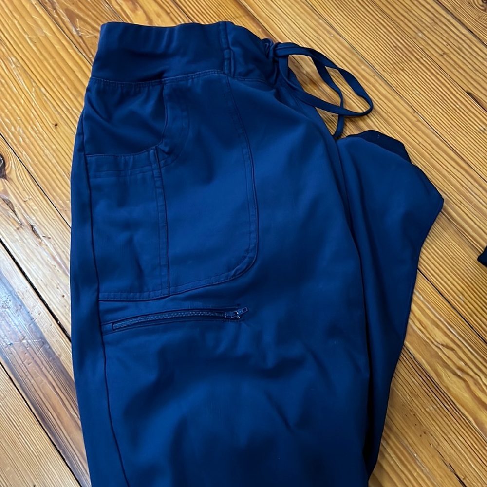 Heart and soul jogger scrubs size medium